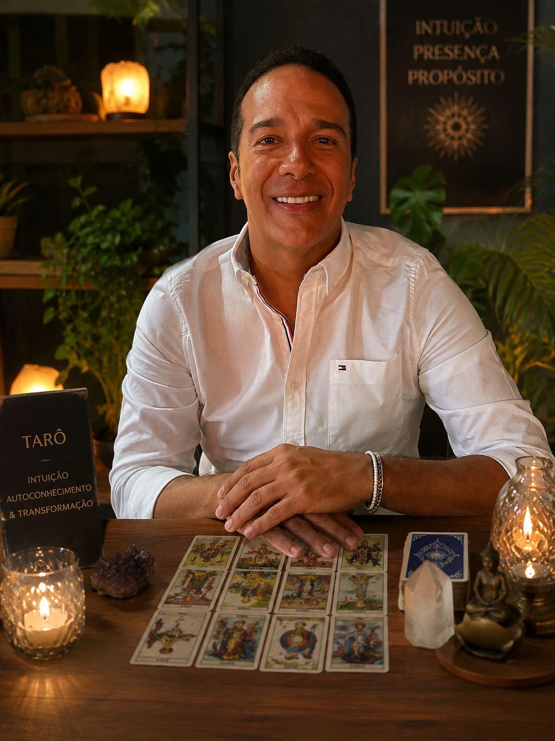 Antonio Machado, psicólogo e tarólogo, em sua mesa de atendimento com o baralho de tarot
